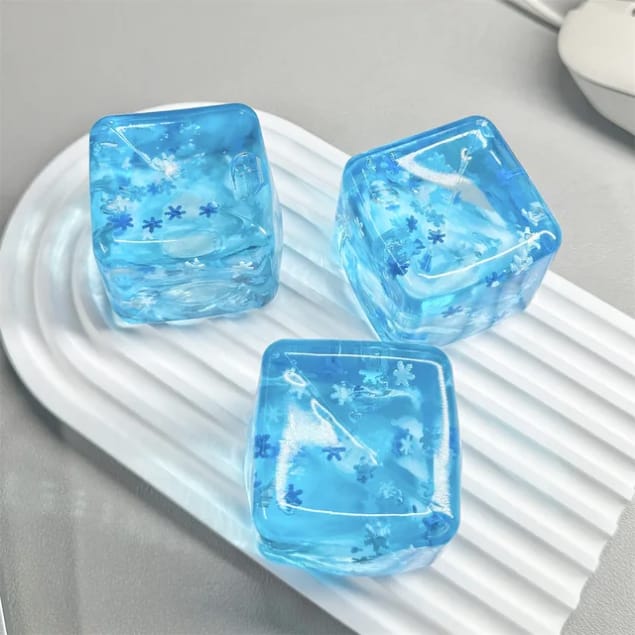 GLITTERY CUBE SQUESHY