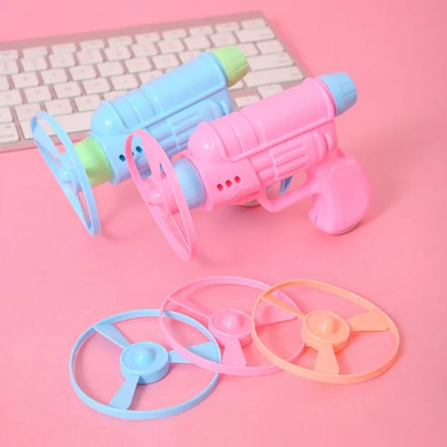 PLASTIC TOY GUN WITH FLYING SAUCER