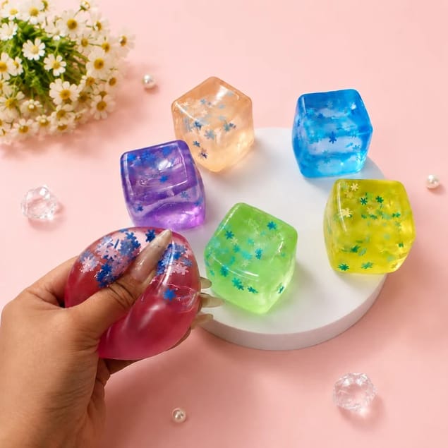 GLITTERY CUBE SQUESHY